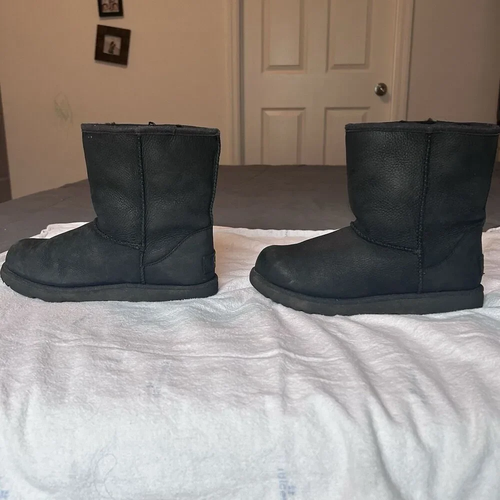 Girls  Classic Uggs Black Leather Ankle Boots Shoes Size 3Y